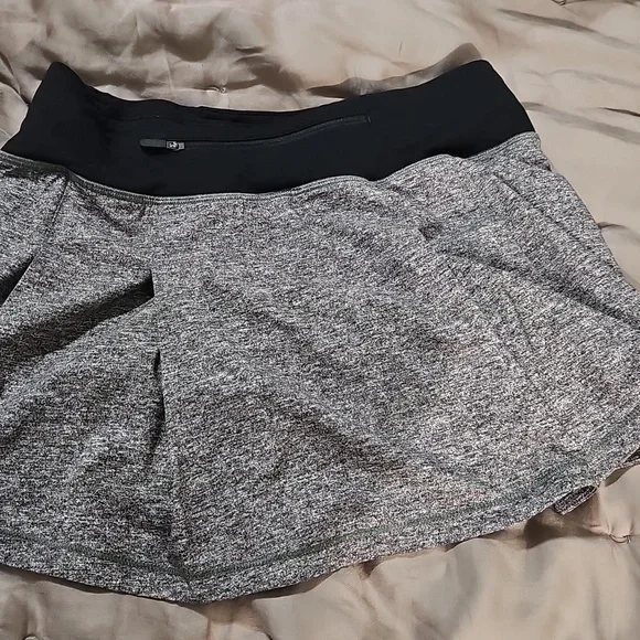 lululemon athletica Grey Heather Performance Top with Subtle Black Logo - Picture 2 of 8